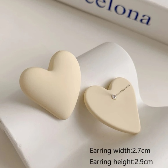 🤍 Awesome Large Matte Heart Stud Earrings 🤍 - Picture 4 of 4